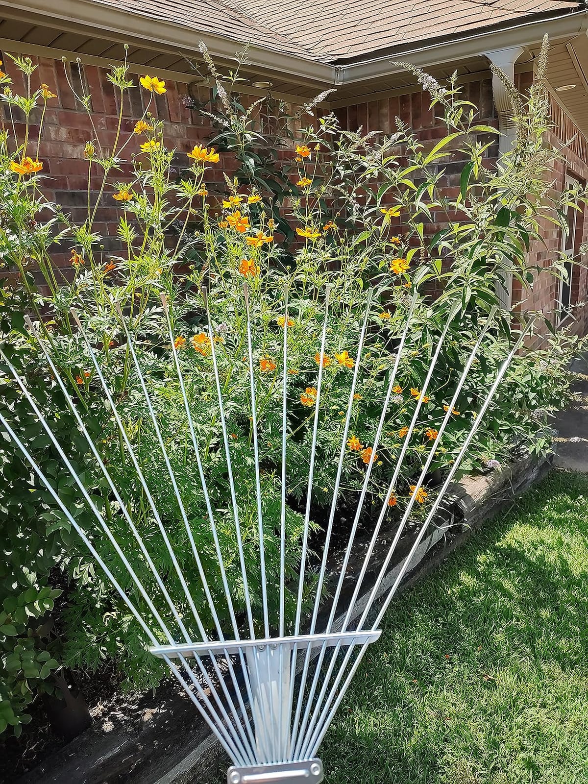 Buyplus Adjustable Garden Leaf Rake - 24 to 63 Inch Telescopic Metal Expandable Folding Leaves Rake, Metal Rake for Leaves, Yard Rakes for Lawn Yard, Flowers Beds, Black customer photo 2