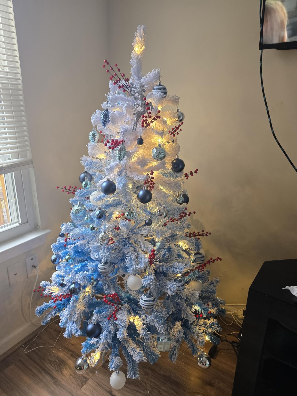 Goplus 9ft Pre-Lit Snow Flocked Christmas Tree with 550 Lights customer photo 2