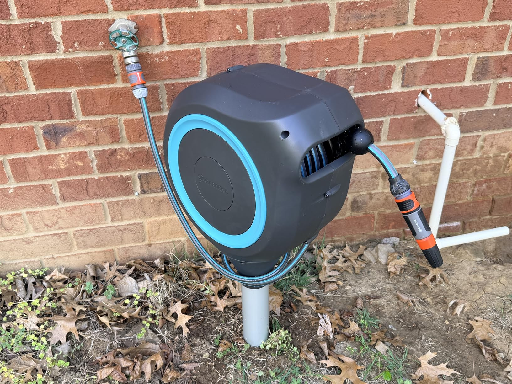 GARDENA Automatic Retractable Garden Hose Reel - 50 Feet - 360 Degree Swivel Outdoor Hose Reel with Metal Spike Base - Auto Retract - UV Resistant Housing - Easy Install No Tools Required - 18604 customer photo 1