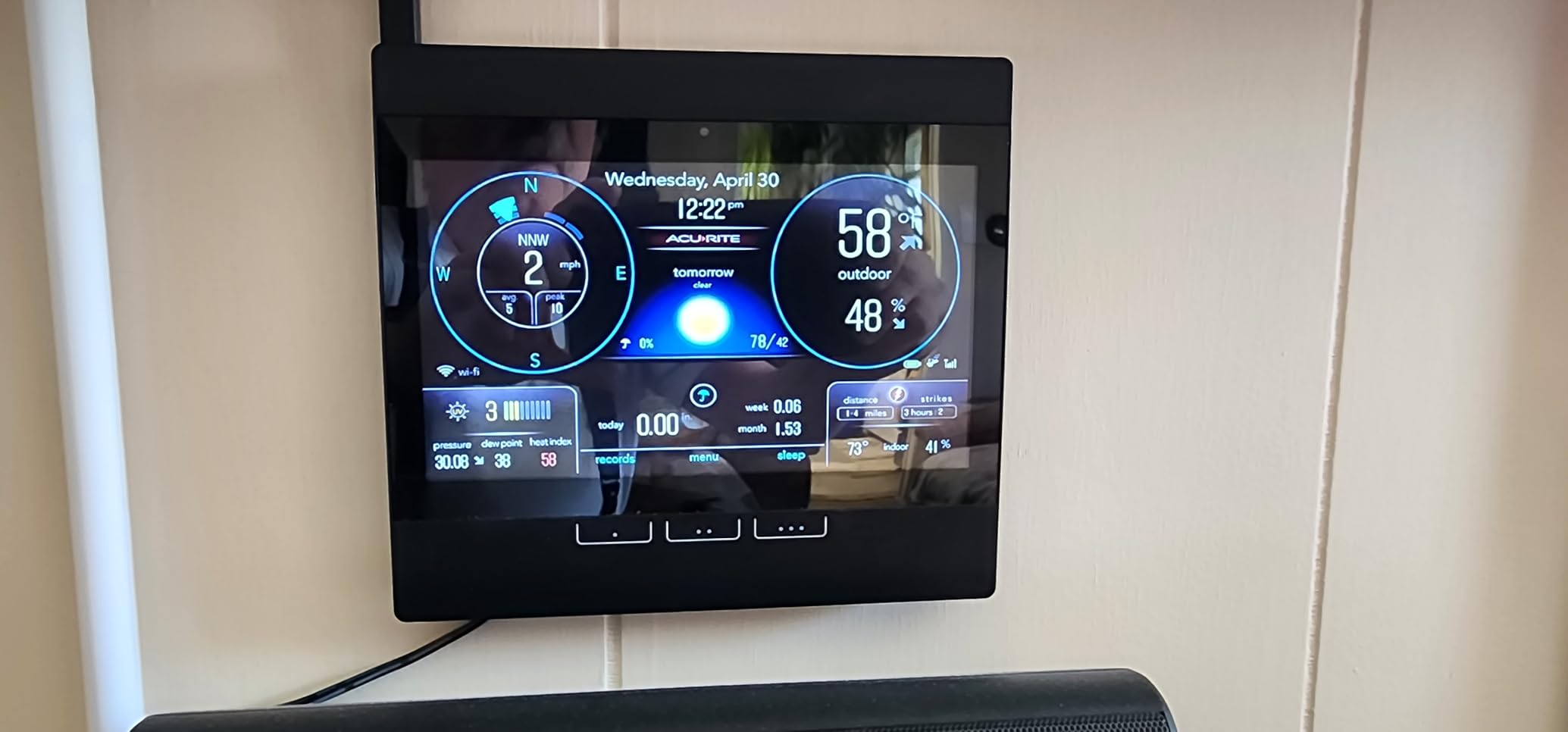AcuRite Atlas Professional Weather Station with Direct-to-Wi-Fi HD Display, Lightning Detection, Built-in Barometer, and Temperature, Humidity, Wind Speed/Direction and Rainfall Measurements (01001M) customer photo 1
