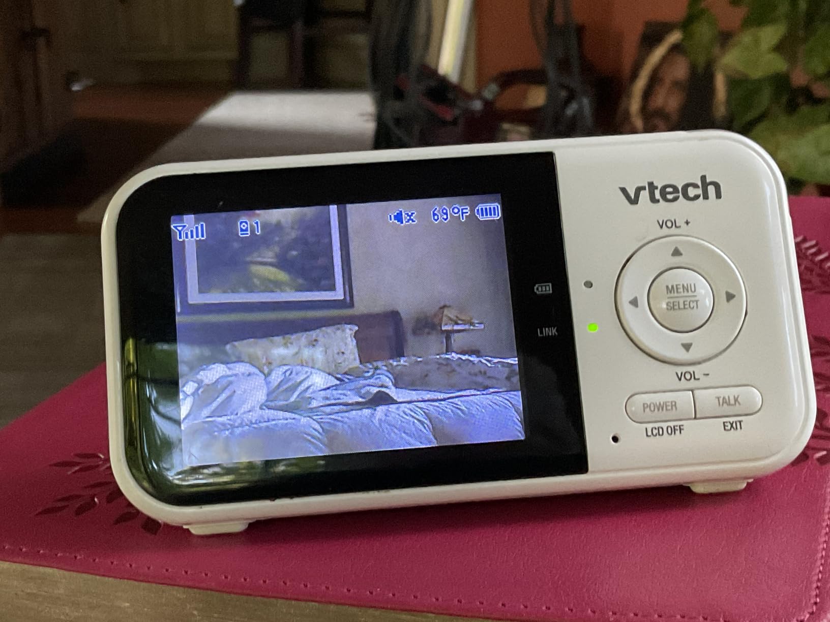 VTech Baby Monitor No WiFi – 19Hr Video Battery, 1000ft Range, Night Vision, Two-Way Talk, Temperature Sensor, Sound-Activated Screen, Lullabies | VM819 customer photo 2