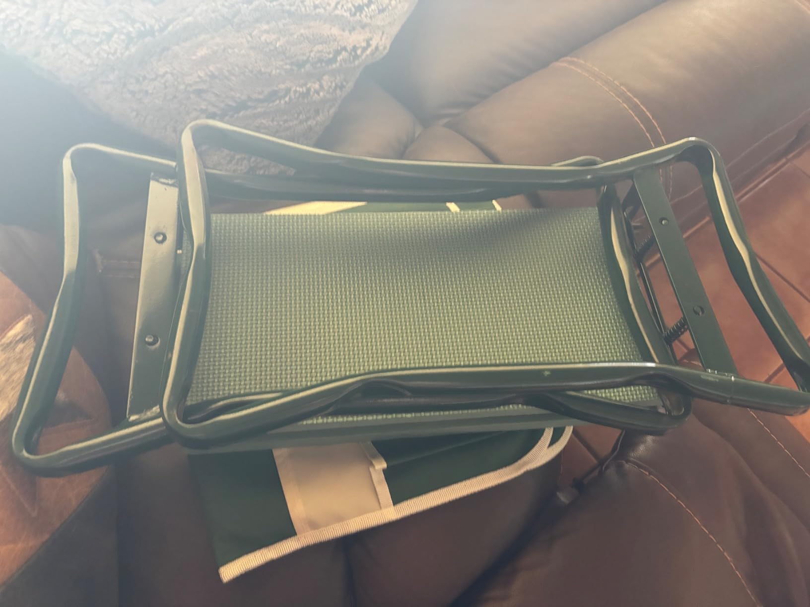 KVR Upgraded Garden Kneeler and Seat with Thicken & Widen Soft Kneeling Pad,Heavy Duty Foldable Gardener Stool with 2 Tool Pouches,Gardening Gifts for Women Mom Men Seniors¡­… customer photo 2