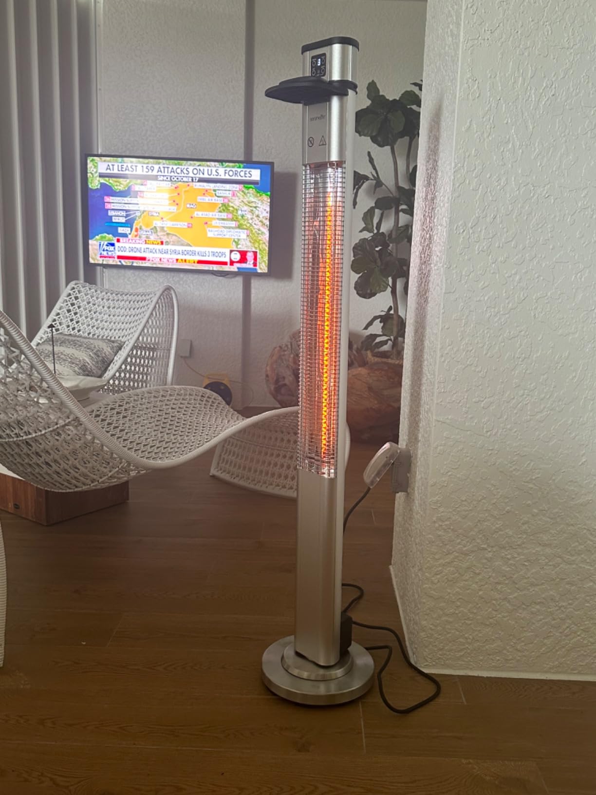 SereneLife Infrared Patio Heater, 1500W Electric Standing with Remote Control, IP44 Approved, Odorless, Three Power Settings, Indoor/Outdoor for Restaurant, Backyard, Garage, Decks customer photo 1