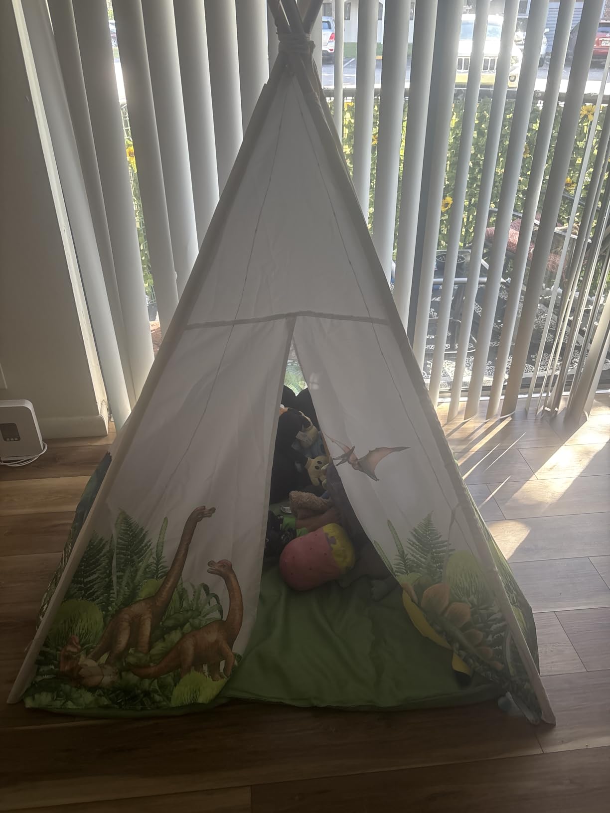 W&O Dinosaur Discovery Teepee with LED Lights, Roar Button & Plush Mat customer photo 2