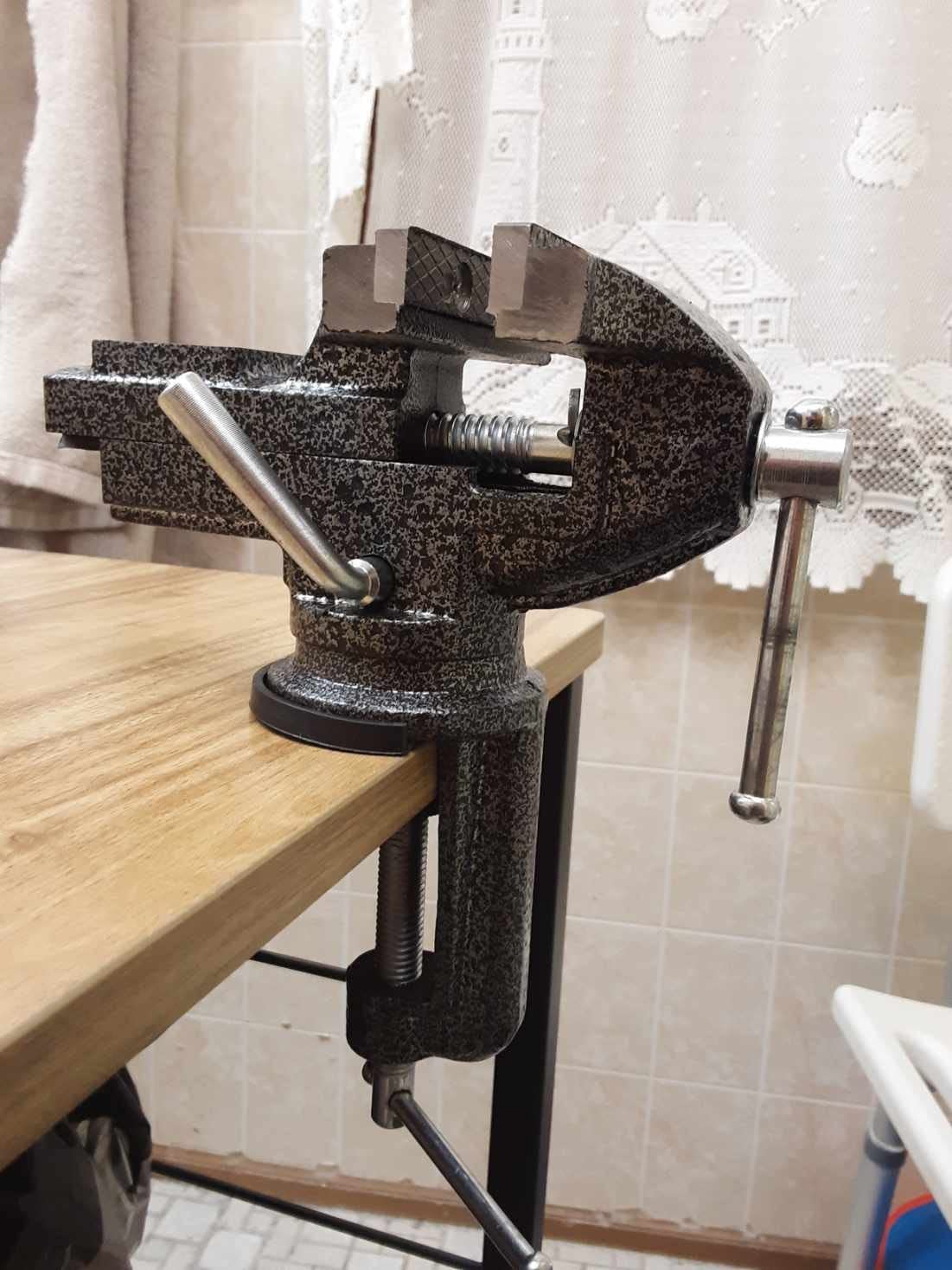 GOXAWEE Mini Bench Vise, 3.2 Inch Table Vice Clamp with 360° Swivel Base customer photo 2