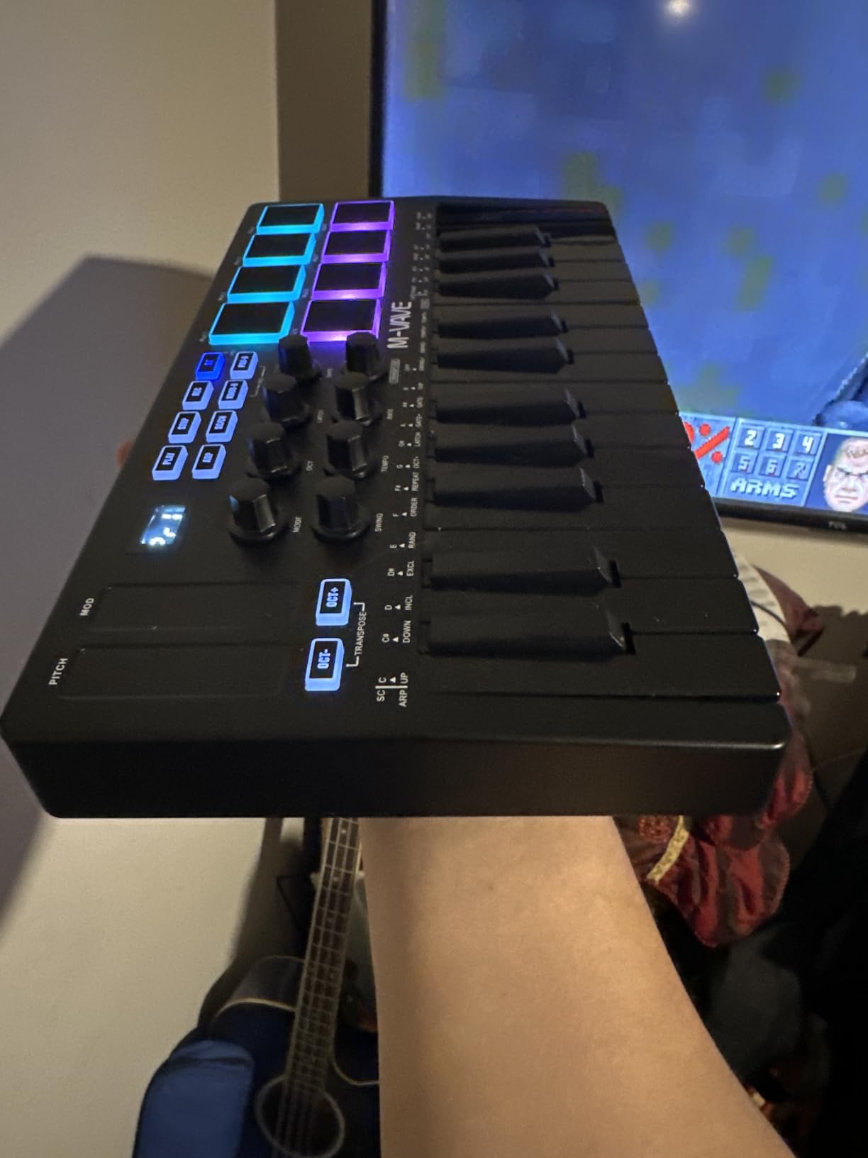 M-VAVE 25 Key USB MIDI Keyboard Controller With 8 Backlit Drum Pads, Bluetooth Semi Weighted Professional dynamic keybed 8 Knobs and Music Production,Software Included (Black) customer photo 2