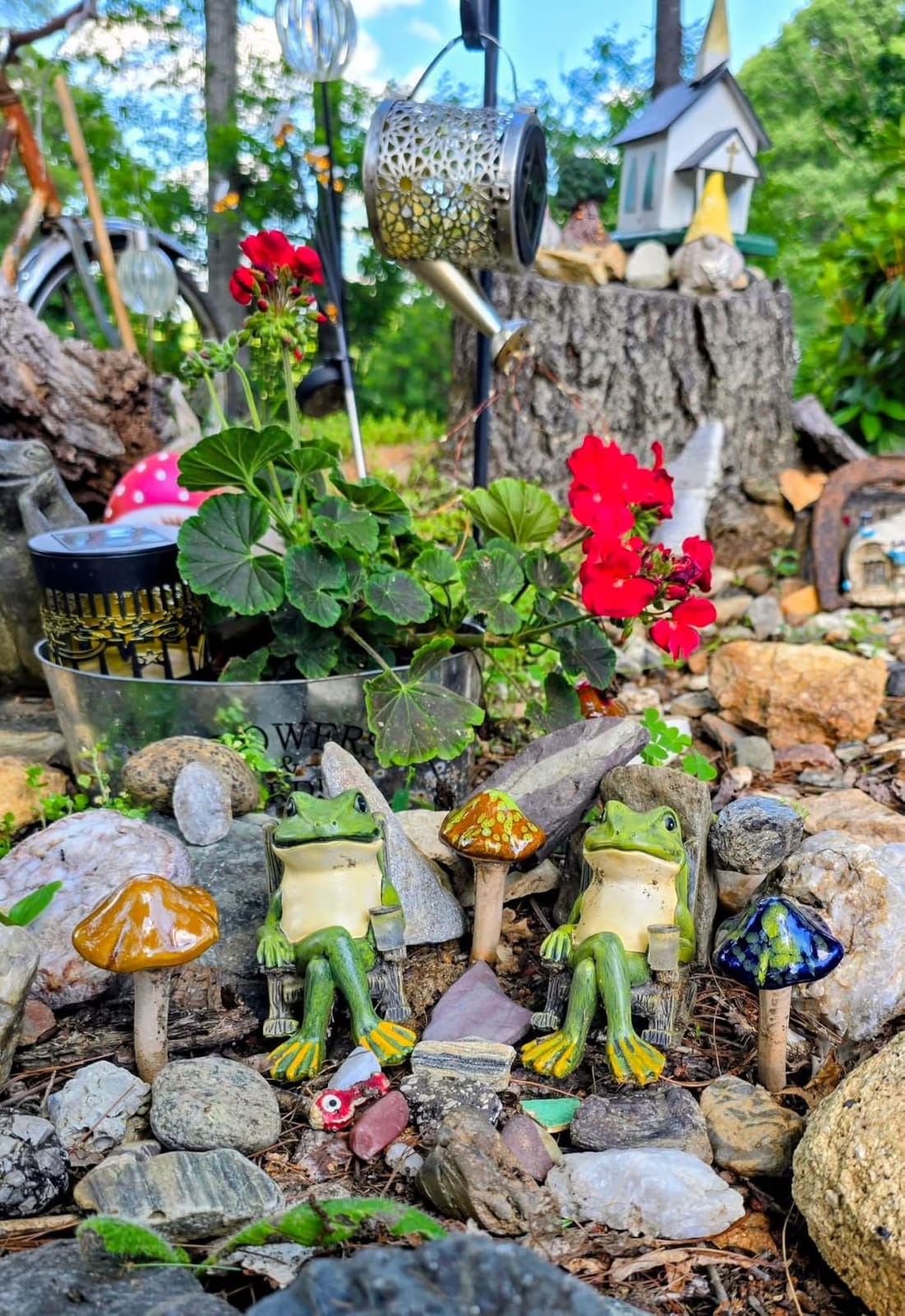 FOXMIS Miniature Frog Garden Statue Mom Dad Gifts Home Decorations Fairy Garden Accessories Outdoor Lights Solar Garden Frog Decor Art Housewarming Gift for Patio,Yard,Lawn Ornament,3.89