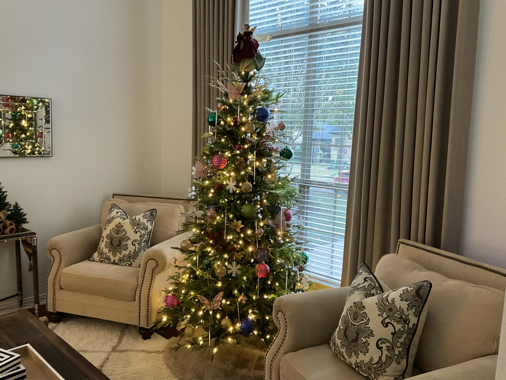 Hykolity 7.5 ft Prelit Flocked Christmas Tree with Realistic PE Foliage customer photo 1