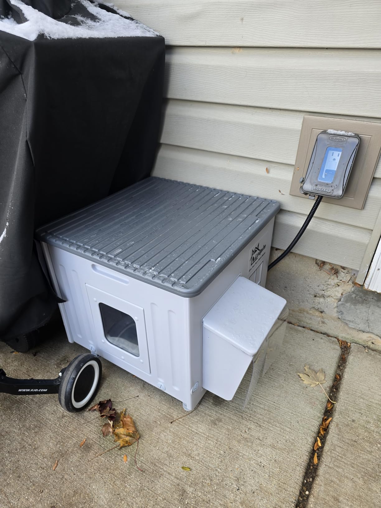 Large Heated Cat House for Outside Cats in Winter, Lslpin Weatherproof & Insulated Outdoor Feral Cat House with Escape Door,Outside Cats House Shelter with Heating Pad 21.6×16.9×17.5 customer photo 1