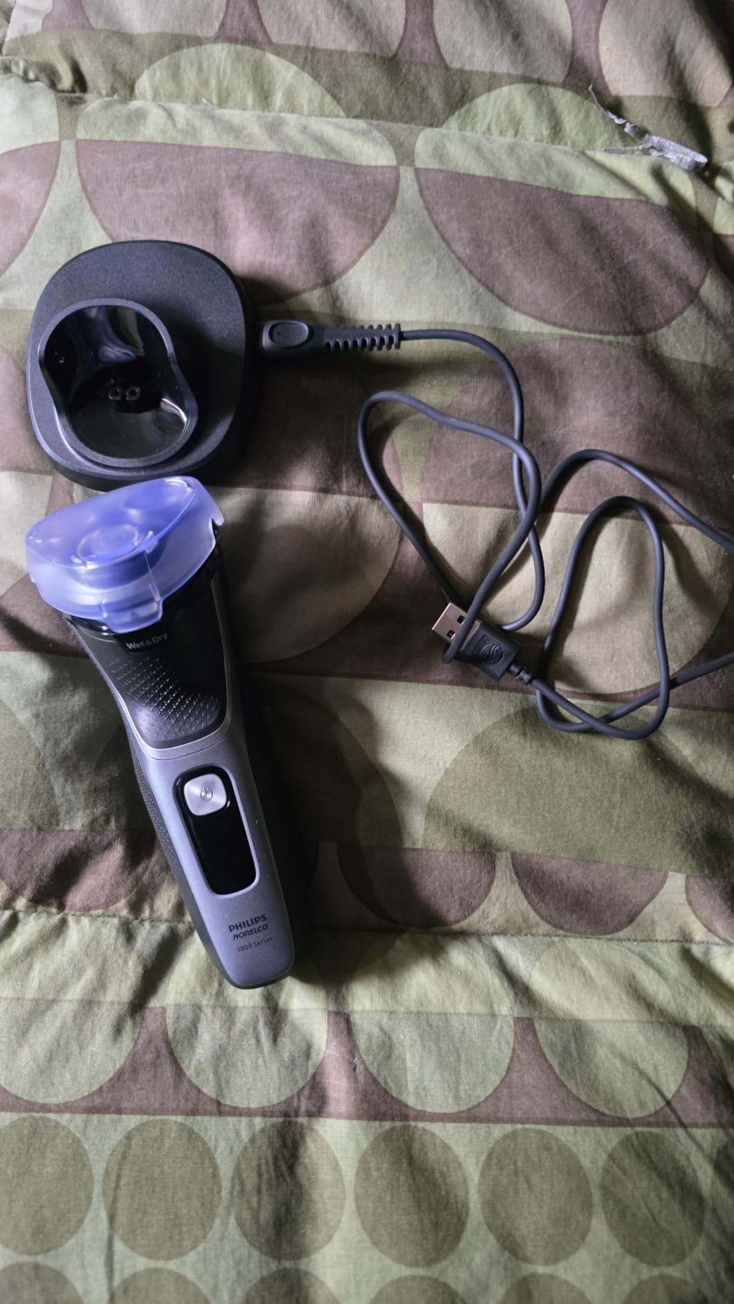 Philips Norelco 3900 Electric Shaver, Storm Blue | 27 Self Sharpening ComfortCut Blades, 5D Pivot & Flex Heads, Wet or Dry Use, Includes Travel Pouch & Charging Stand, S3341/92 customer photo 2