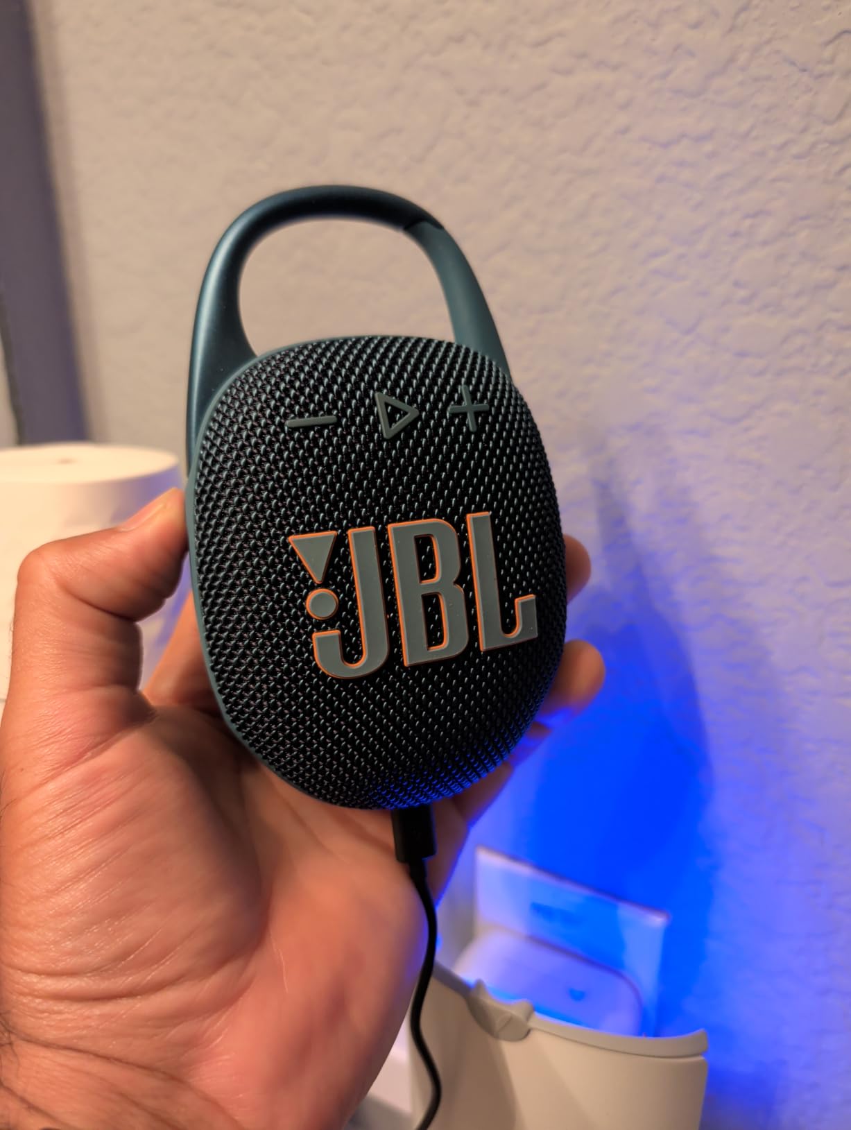 JBL Clip 5 - Ultra-Portable, Waterproof & Dustproof Bluetooth Speaker, Big JBL Pro Sound with Punchy bass, Integrated Carabiner, Up to 12 Hours of Play, Made in Part with Recycled Materials (Black) customer photo 2