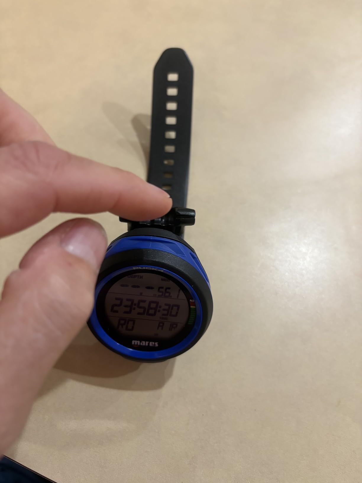 Mares Puck 4 Wrist Dive Computer | Entry-Level Watch-Style One Button Control Underwater Scuba Diving Computer, Black/Orange customer photo 1