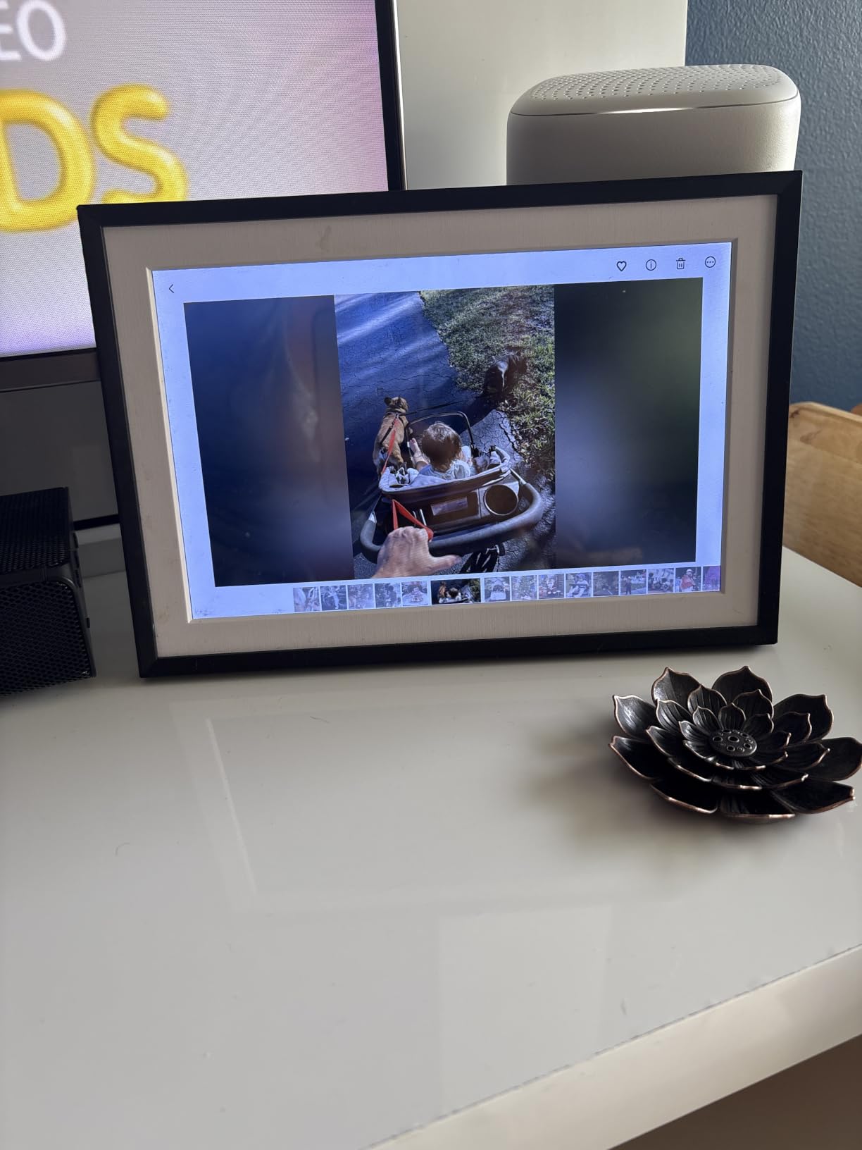 Dragon Touch 10.1'' WiFi Digital Picture Frame customer photo 1