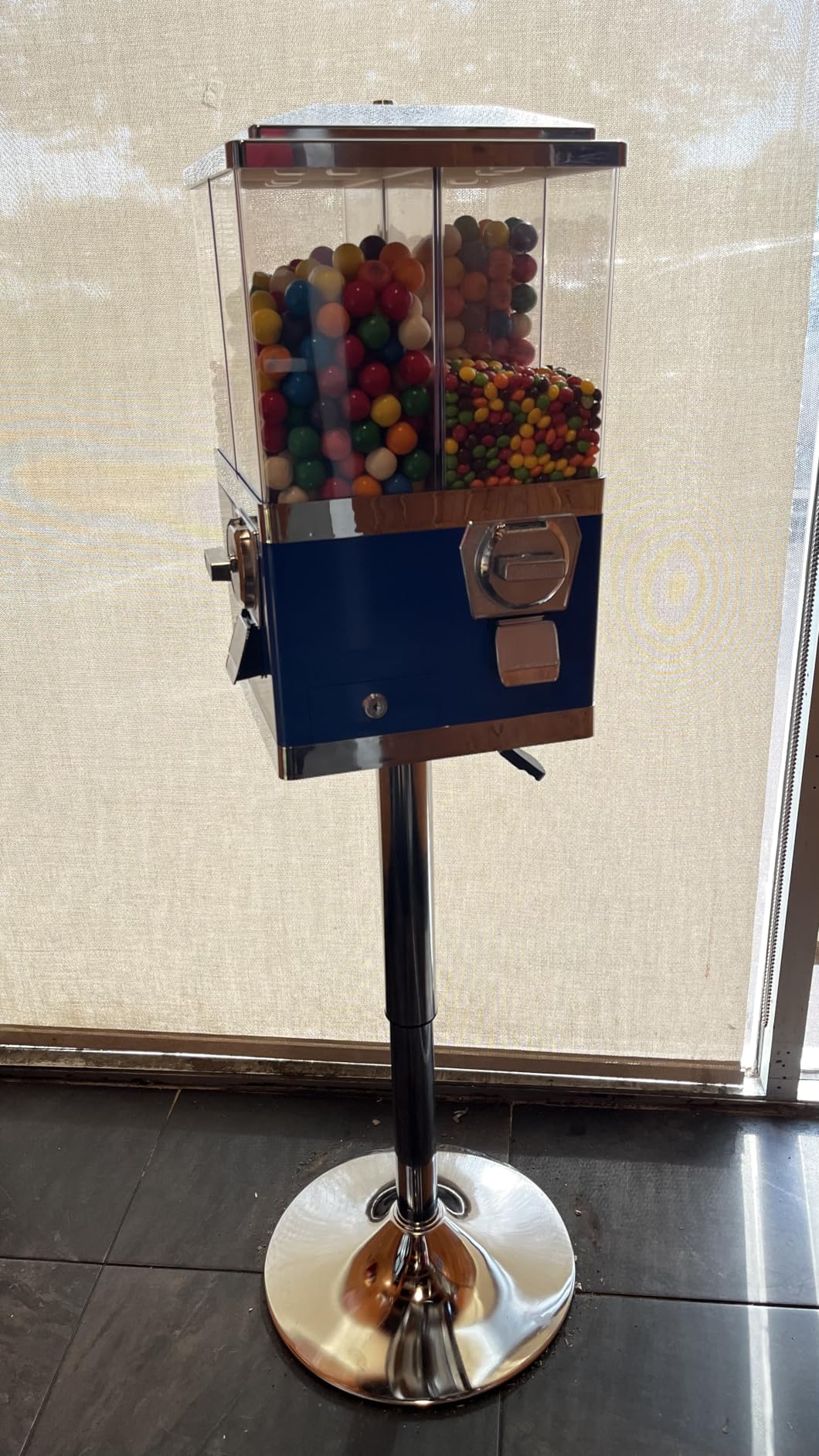 VEVOR Commercial Vending Machine, Triple Compartment Candy Dispenser with Iron Stand, Gumball and Candy Machine for Business, Coin Operated Gumball Bank for Toy Capsules Bouncy Balls Candy Nut, Black customer photo 1