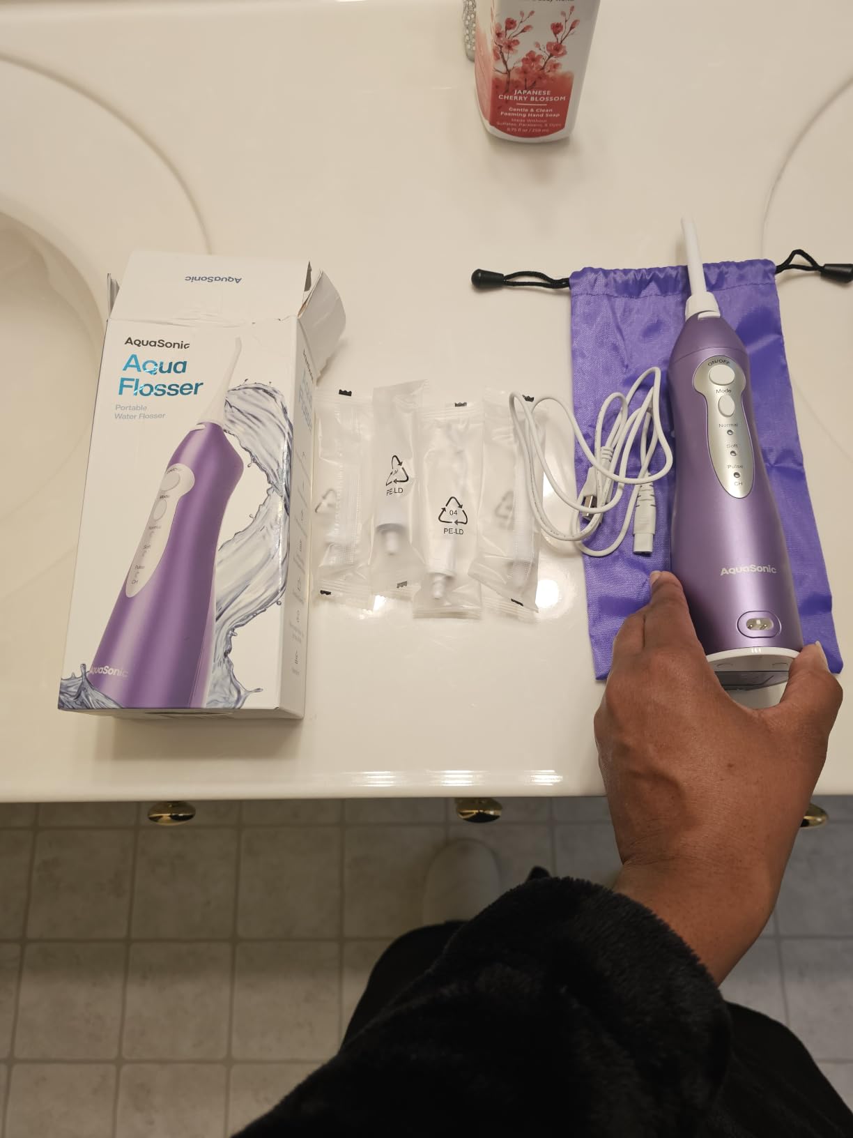 AquaSonic Water Flosser - Cordless Rechargeable Water Flossers for Teeth Cleaning - Waterproof Aqua Flosser, Portable Oral Irrigator for Dental Cleaning with 5 Jet Tips – Braces Home Travel customer photo 1