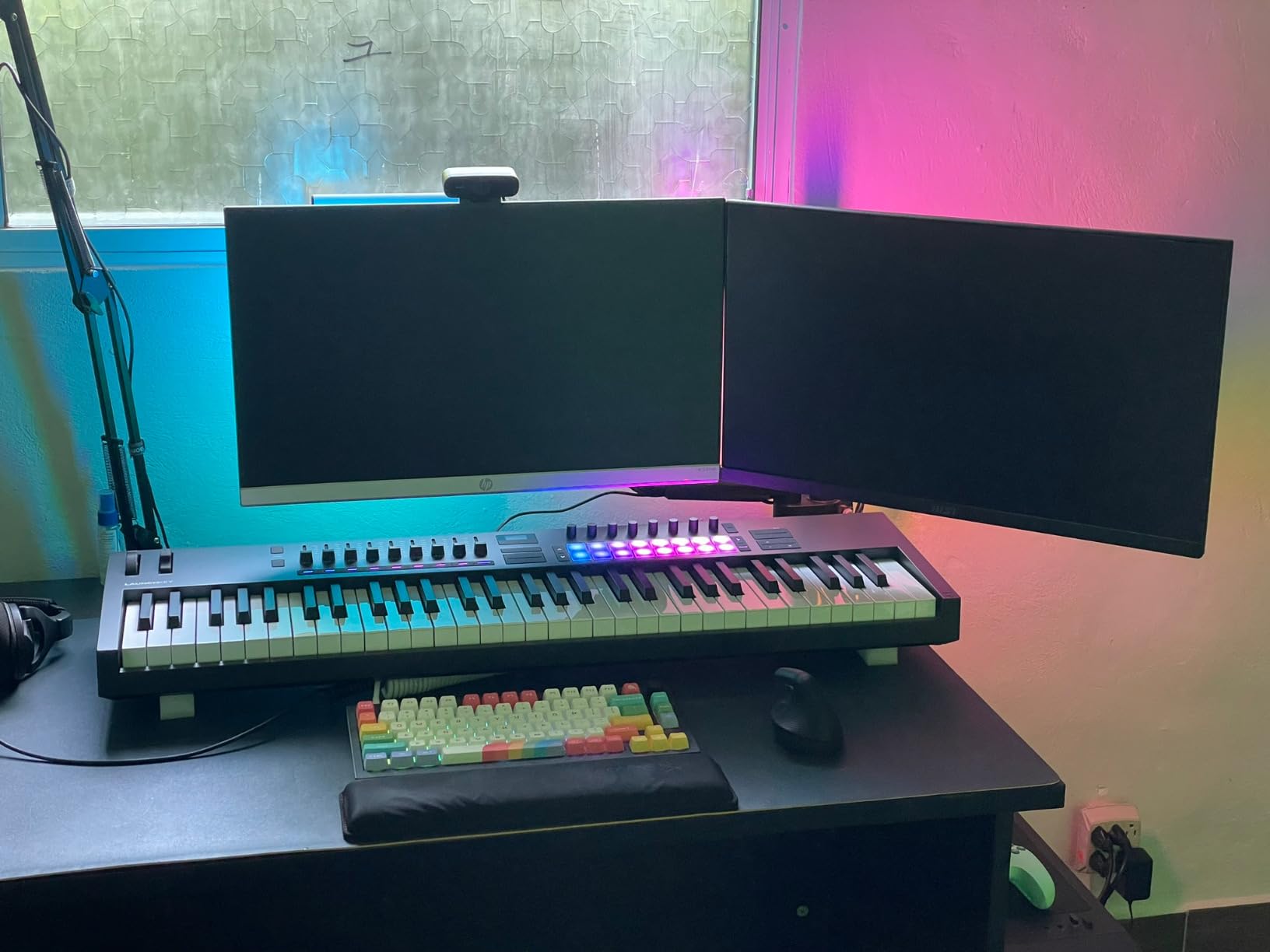 Novation Launchkey 61 MK4 USB MIDI Keyboard Controller | USB, 61 Semi-Weighted Keys, 16 Pads with Polyphonic Aftertouch, 9 Faders, Pitch/Mod Wheels, OLED Display, Scale & Chord Modes customer photo 1