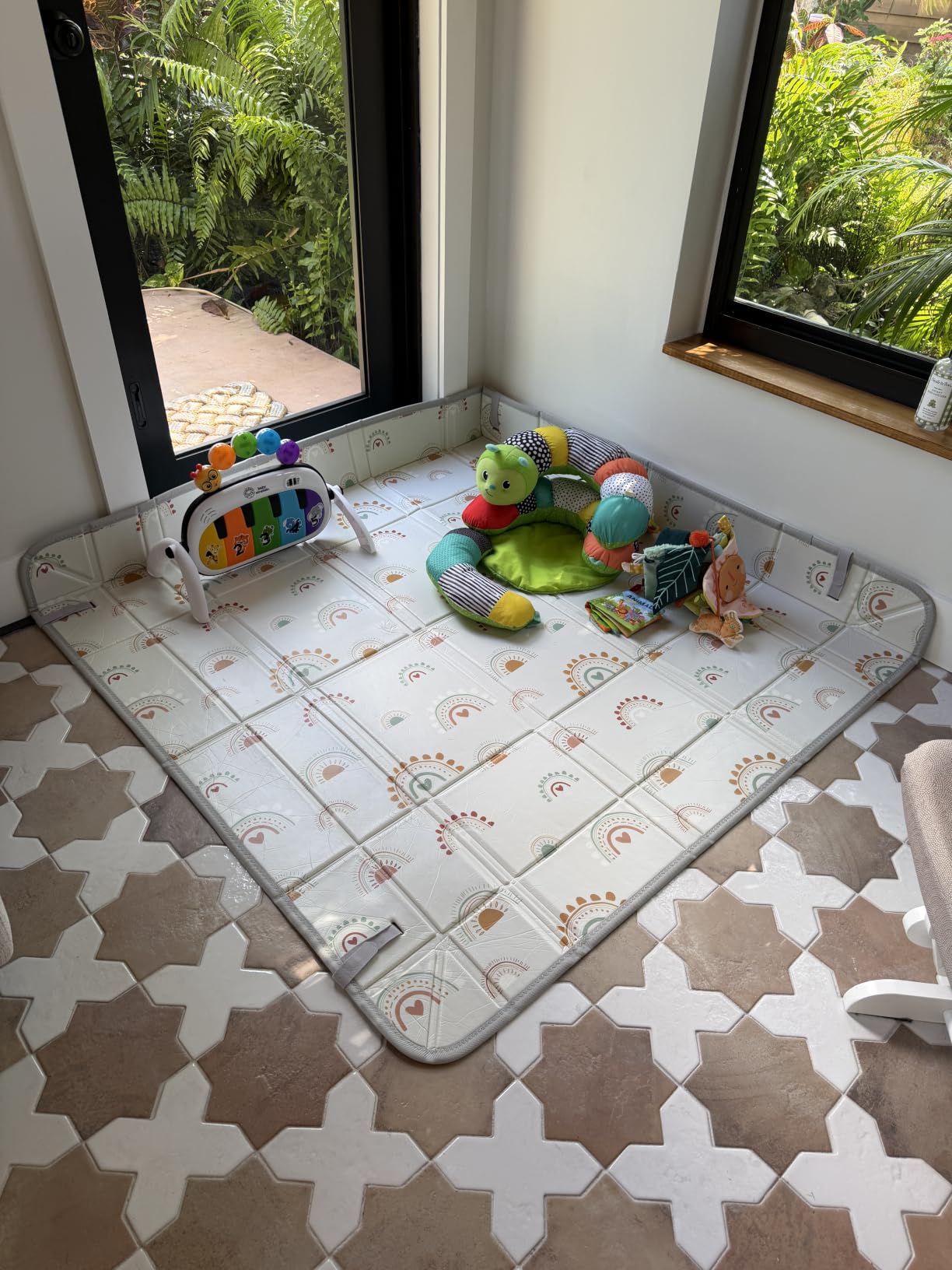 Infantino Foldable Foam Play Mat, Rainbows, Reversible Fold & Go, 57x57 In customer photo 2