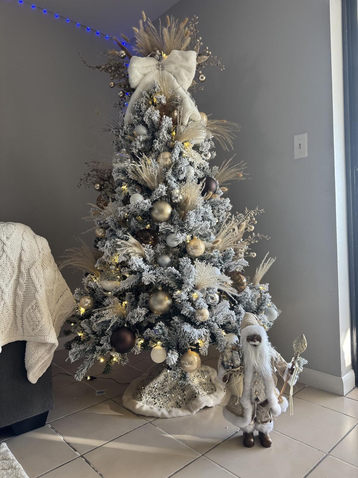 YITAHOME Pre-Lit Green Artificial Hinged Christmas Tree with Remote Control, 6ft Prelighted Spruce Xmas Tree for Home, Office, Party Decoration with 1000 Branch Tips and 250 Lights, Green customer photo 1