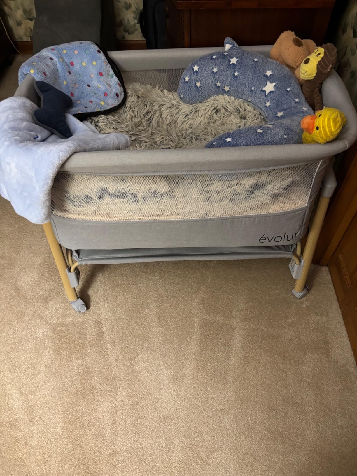 Evolur Lullaby Portable Bassinet with Wheels, Adjustable Bedside Sleeper, Breathable Mesh Sides, Large Storage Basket, Easy Fold, and Travel Bag Included, Perfect for Newborns & Infants - Light Gray customer photo 1