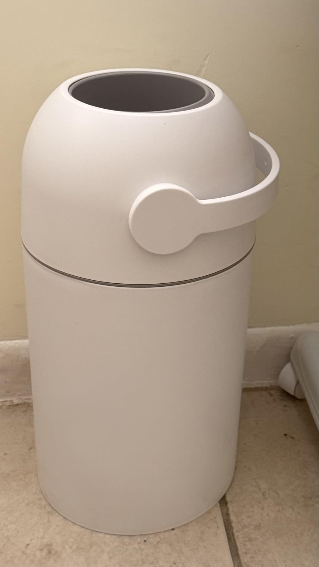 L.A. BABY Magic Diaper Pail - Patented 100% Odor-Free System with Child-Safe Lock - Award-Winning Design - No Refills Required - Works with Regular Trash Bags - White customer photo 1