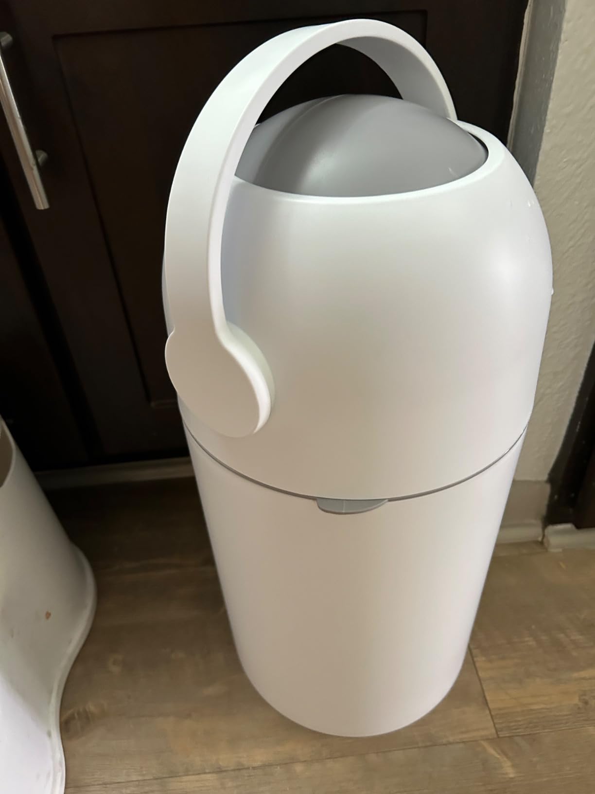 L.A. BABY Magic Diaper Pail - Patented 100% Odor-Free System with Child-Safe Lock - Award-Winning Design - No Refills Required - Works with Regular Trash Bags - White customer photo 2