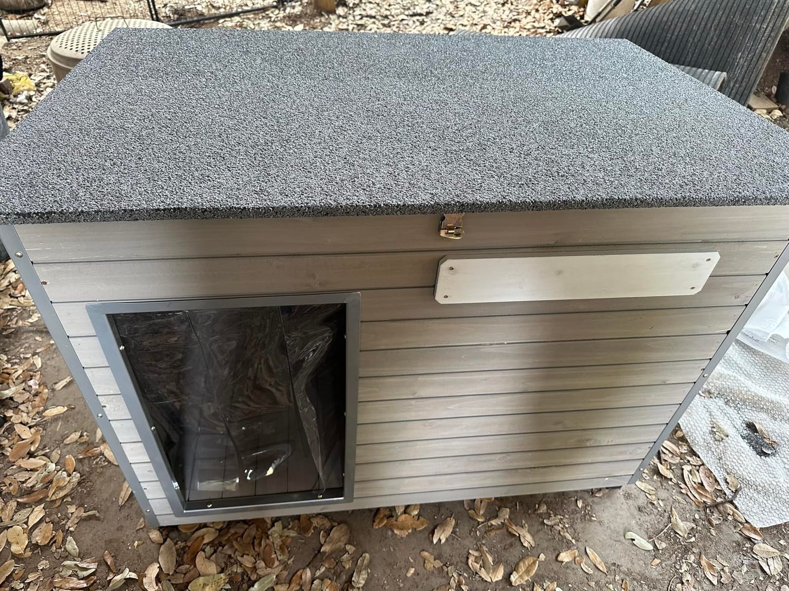 Gowoodhut Dog House Outdoor Weatherproof & Wooden Dog Kennel with Chew-Proof Iron Frame，Removable Floor, Adjustable Vent Window, Easy Assembly for Medium Dogs (43.3