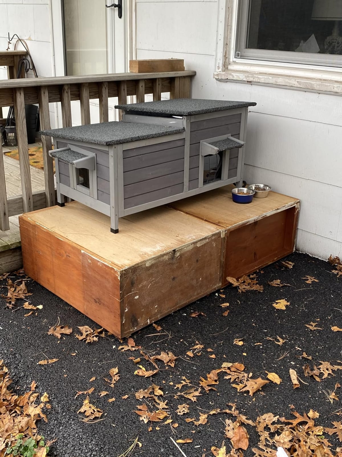 GUTINNEEN Large Heated Outdoor Cat House with Insulated Liner for 1-4 Cats customer photo 1