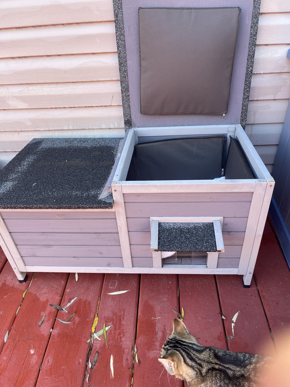 GUTINNEEN Large Heated Outdoor Cat House with Insulated Liner for 1-4 Cats customer photo 2