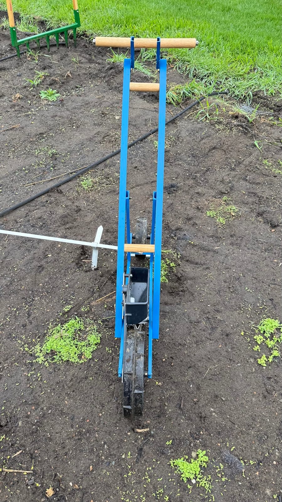 EarthWay Products 10001 Precision Garden Seeder with 7 Seed Plates, Sweet Corn Planter, Accurate Seed Drill for Gardeners, Durable Corn Planter, Use in Prepared Soil customer photo 2
