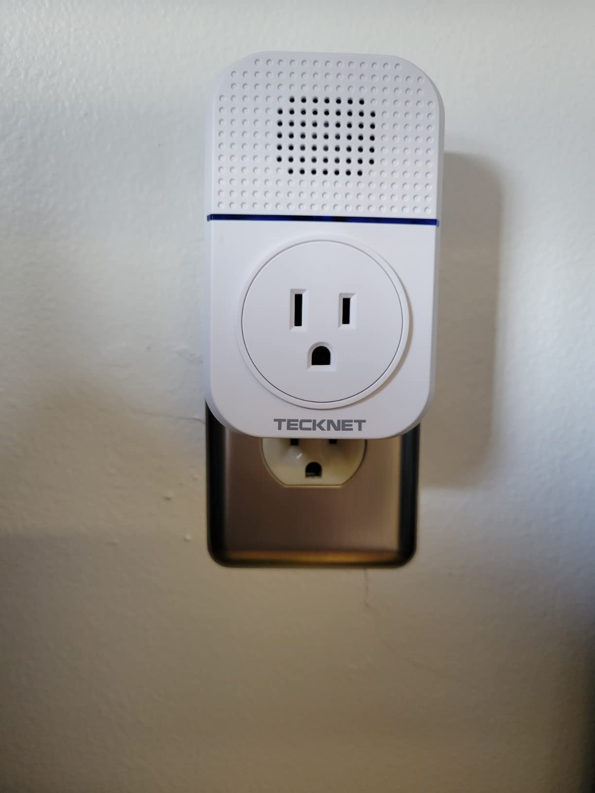 TECKNET Wireless Doorbell, Self-Powered Doorbell, 0-110db Plug-through Wireless Doorbell Ringer for Homes Classroom, IP66 Waterproof 1300ft Door Chime with Extra Socket, 60 Chimes, LED Light (White) customer photo 1