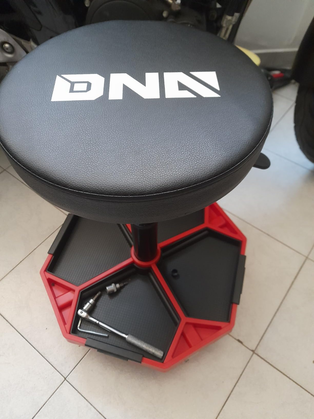 DNA Motoring TOOLS-00253 Adjustable Height Pneumatic Garage Seat Rolling Mechanic Stool with Tool Tray Storage,300lbs Max Weight Capacity customer photo 1