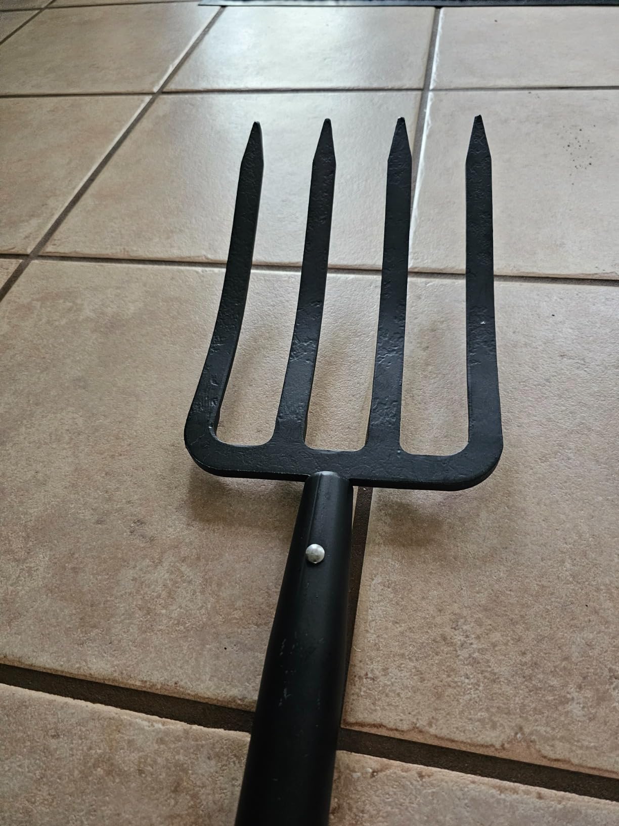 Garden Fork, 4-Tine Spading Digging Fork, Pitch Fork-45Inch, Forged Steel Y-Grip, Wood Handel-Red customer photo 2