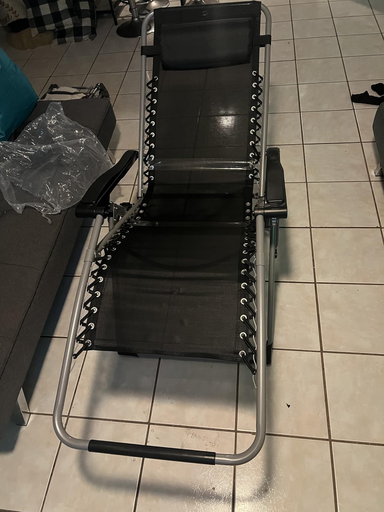VEVOR Zero Gravity Chair, 33 inch Zero Gravity Recliner Lounge Chair for Indoor and Outdoor, Adjustable Anti Gravity Chair with Cushion, Headrest, Footrest, and Cupholder, 500 lbs, Gray customer photo 2